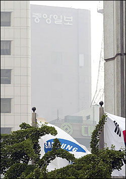 23일 오후 서울 중구 태평로 삼성그룹 본관건물 뒷편에 중앙일보사 건물이 보인다. 